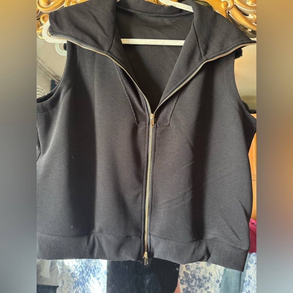 Black Sleeveless Zip-Up Vest - Picture 2 of 6